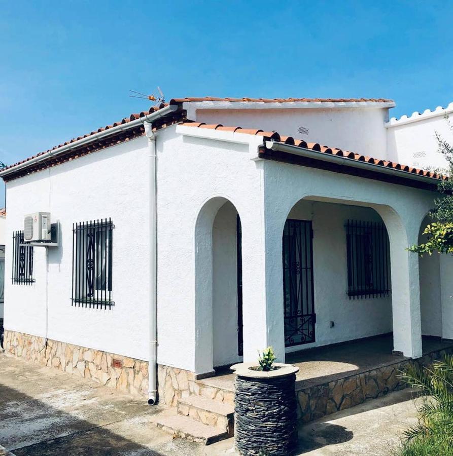 Magnifica Casa Con Jardin Y Barbacoa En Roses Villa Luaran gambar